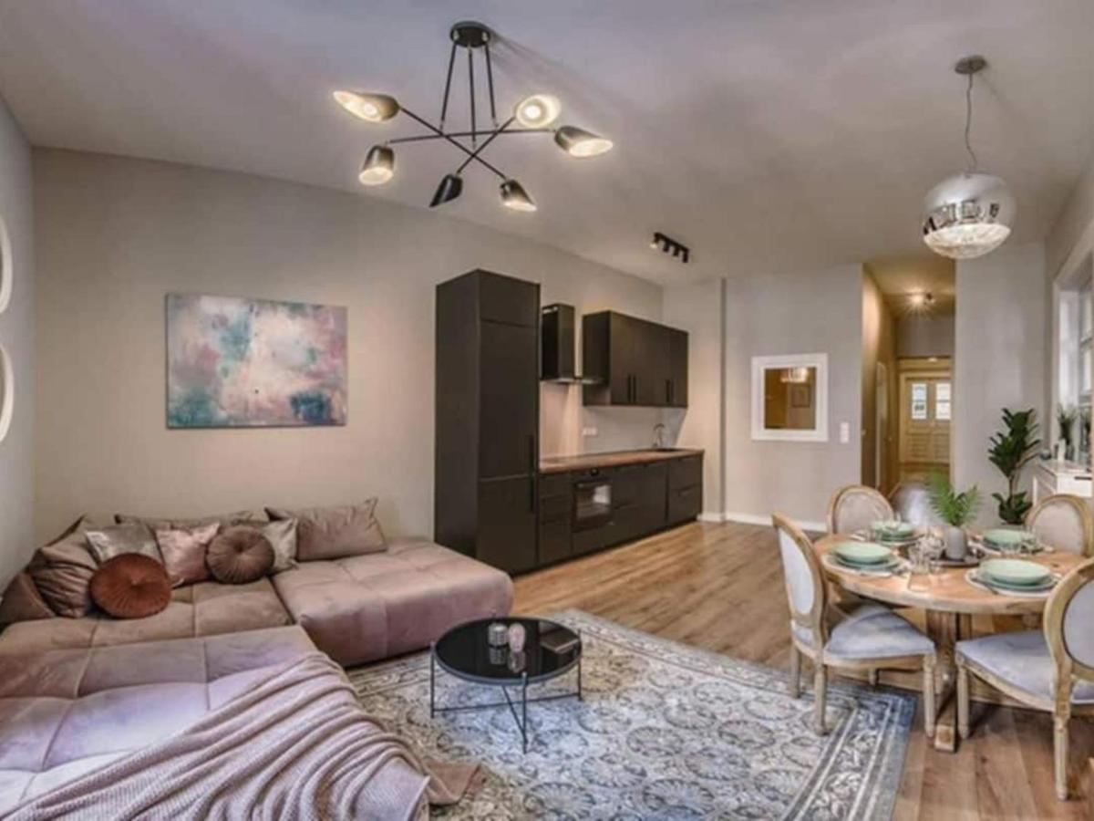 True Gem Downtown Next To Synagogue And Gozsdu Garden Area Lejlighed
