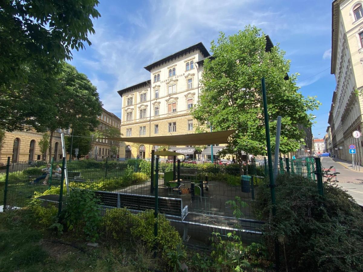 Urban Haven - 3 Beds, 3 Baths, Free Parking, Near Market