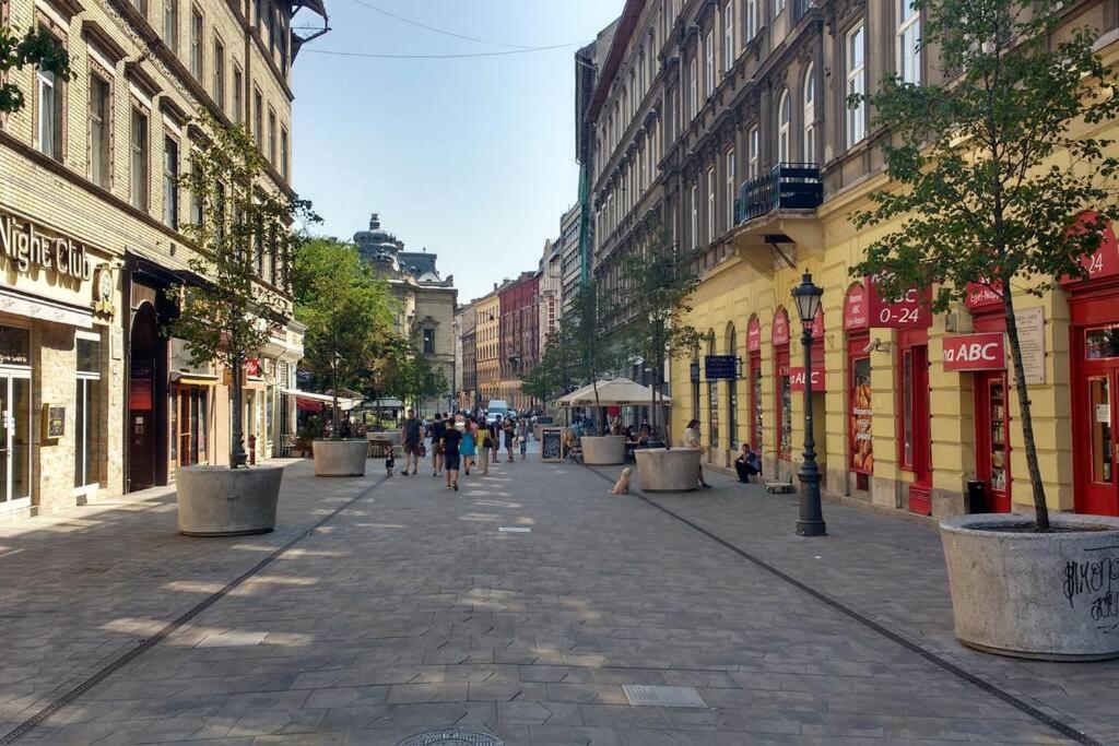 B10 Baross * Budapest