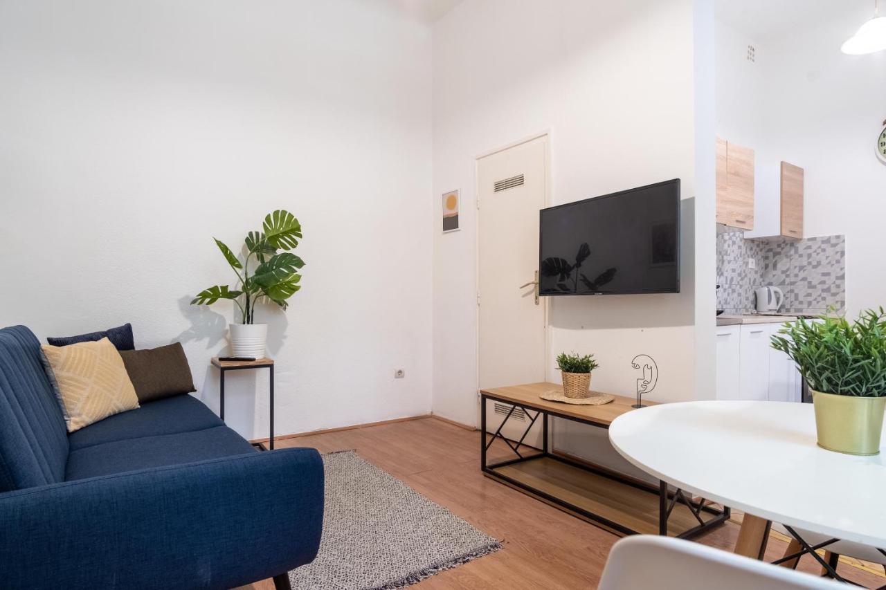 Very Central 1-br Apt With Patio *