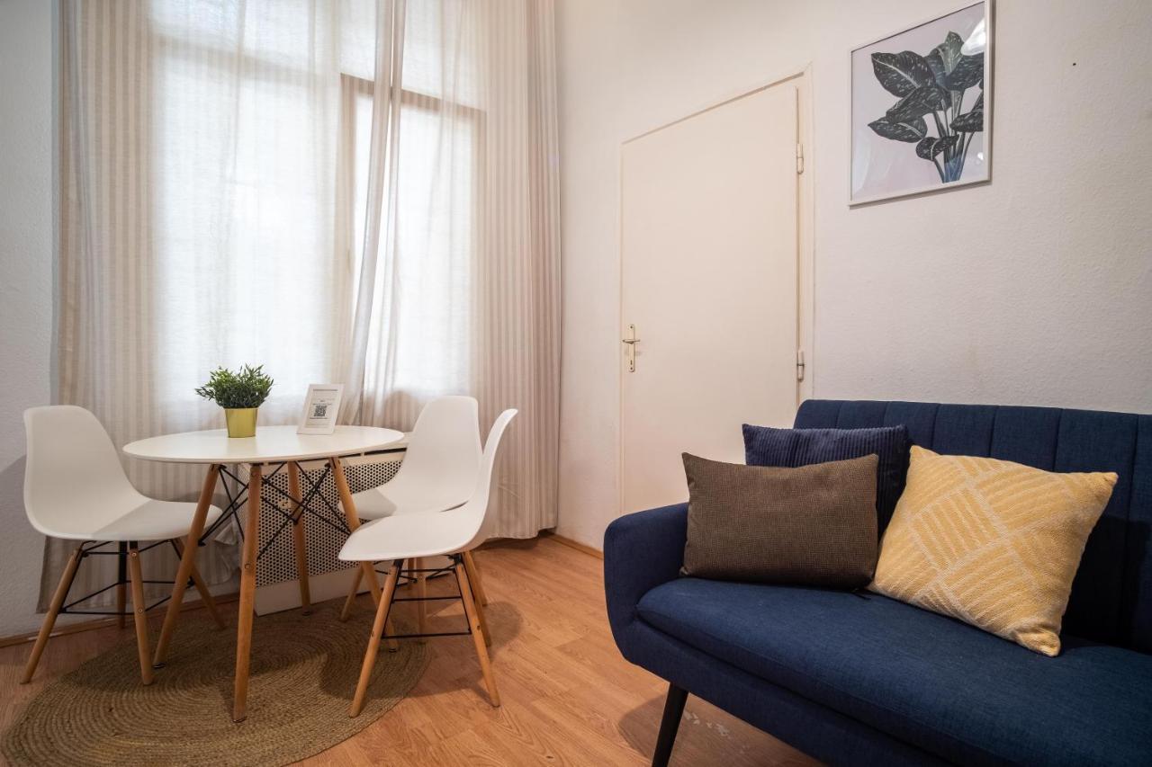 Very Central 1-br Apt With Patio Apartman *