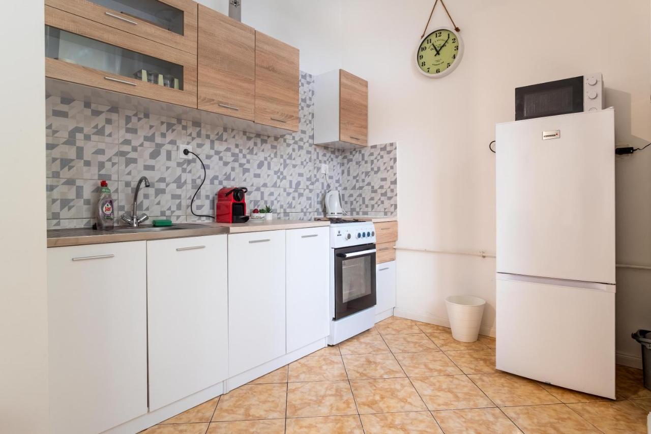 Very Central 1-br Apt With Patio Apartman
