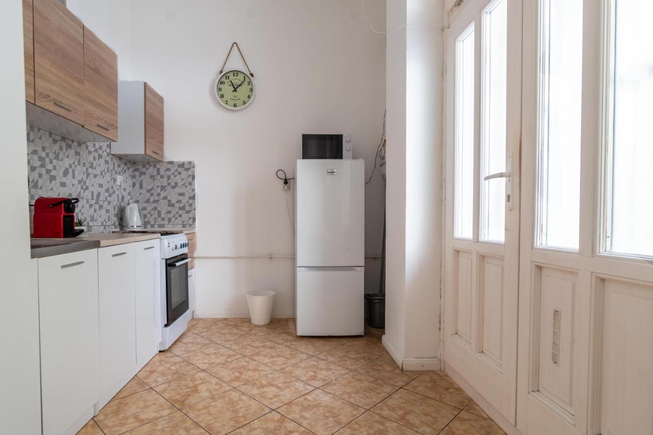 Very Central 1-br Apt With Patio Apartman