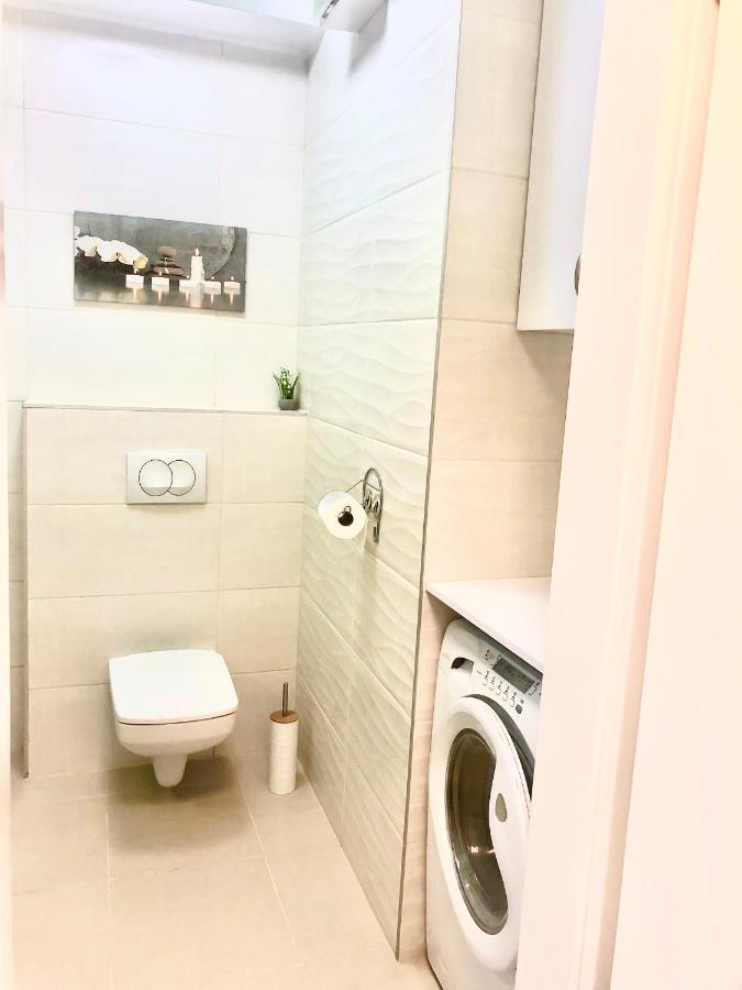 Sweet , 30sqm Studio, Free Private Parking, Mountain View, Balcony, 20 Min From Downtown Appartement Boedapest