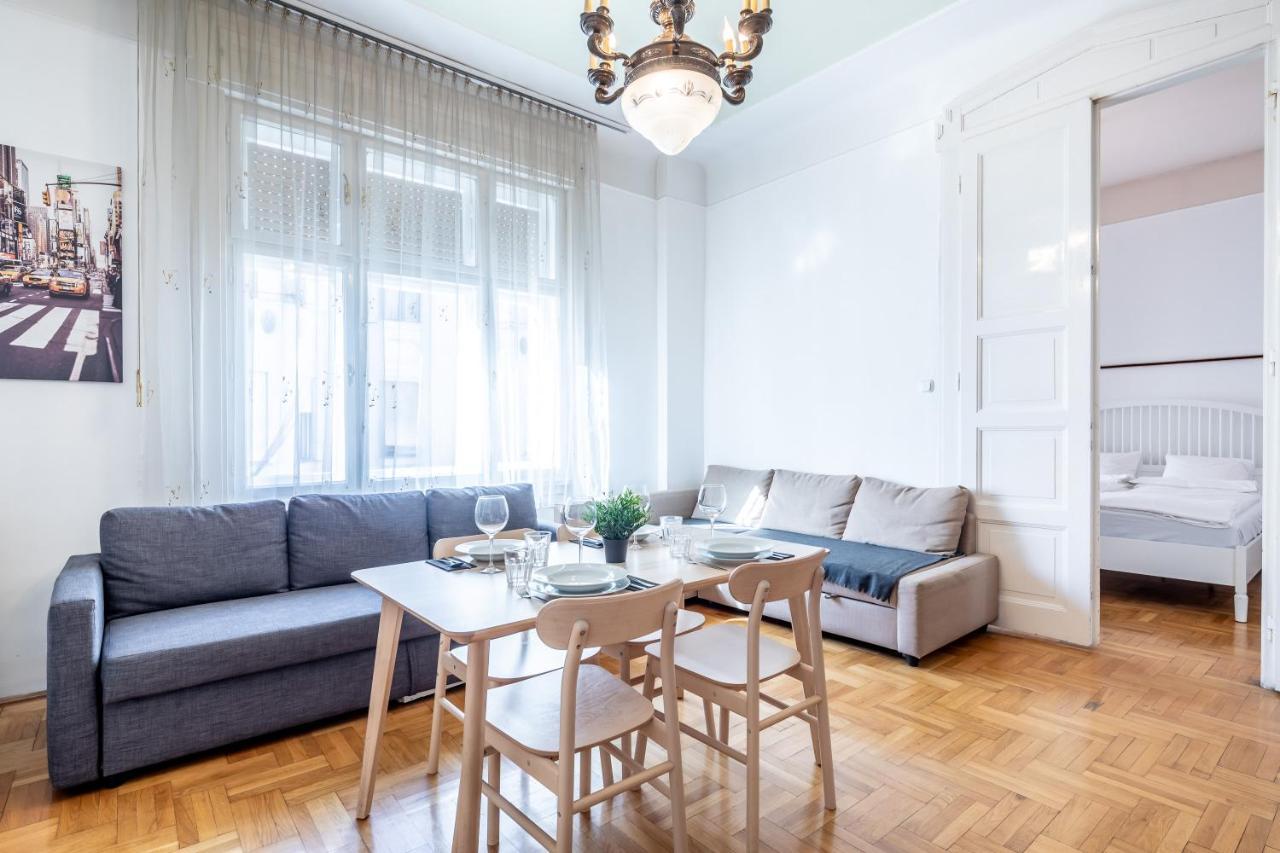 Huge In The Center Apartment *