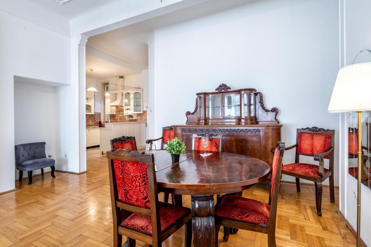 Huge In The Center Apartment *