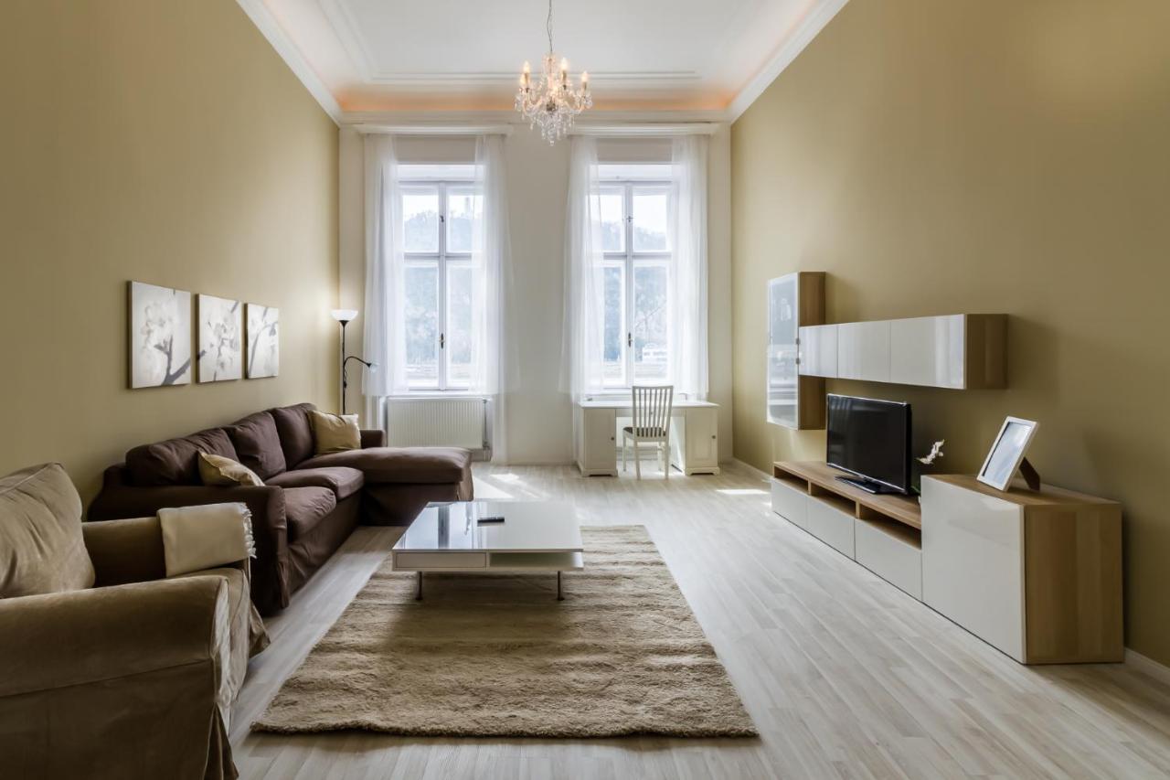 Spacious Riverside Residency - Magnificent View *
