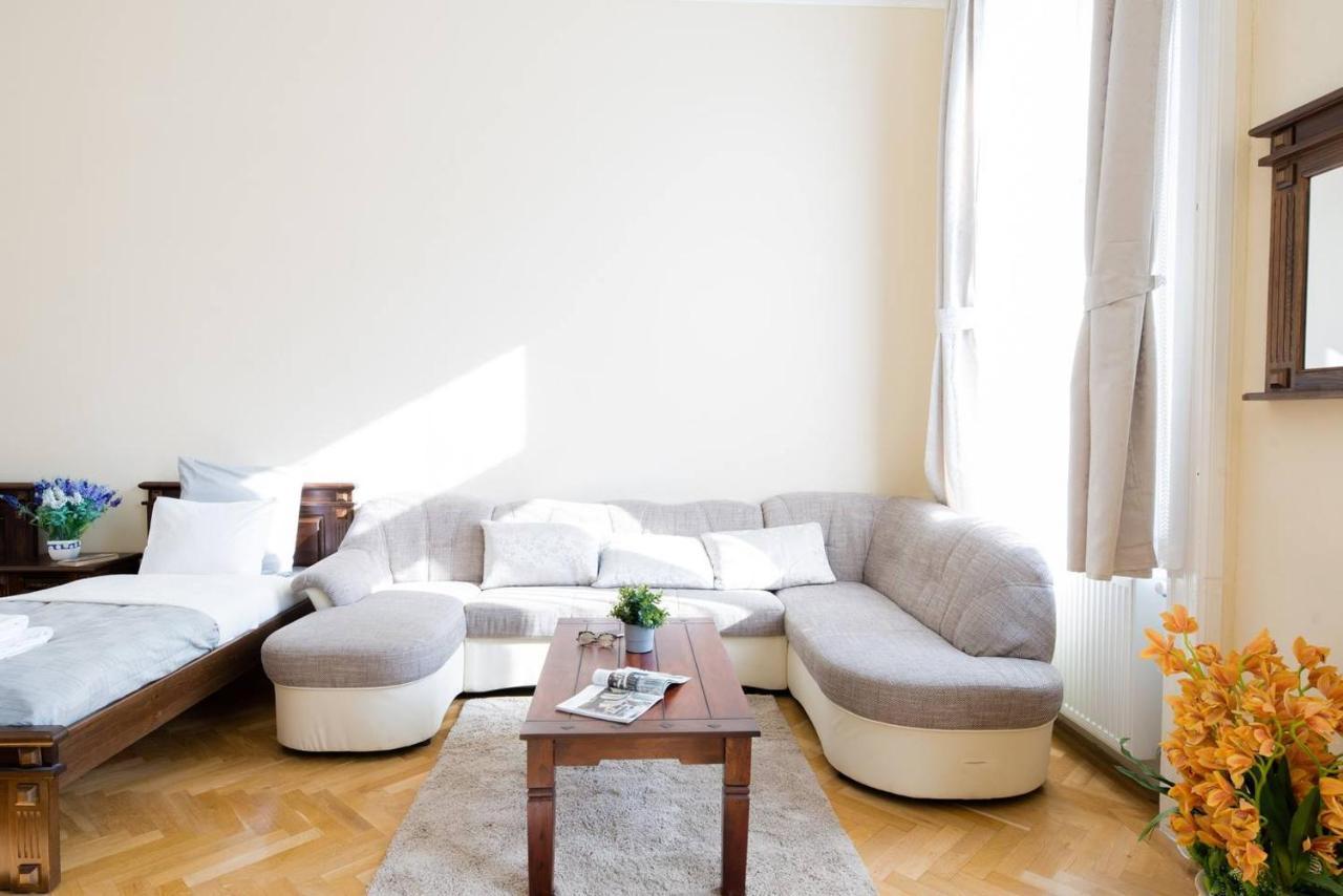 Central Bright And Spacious With 3 *