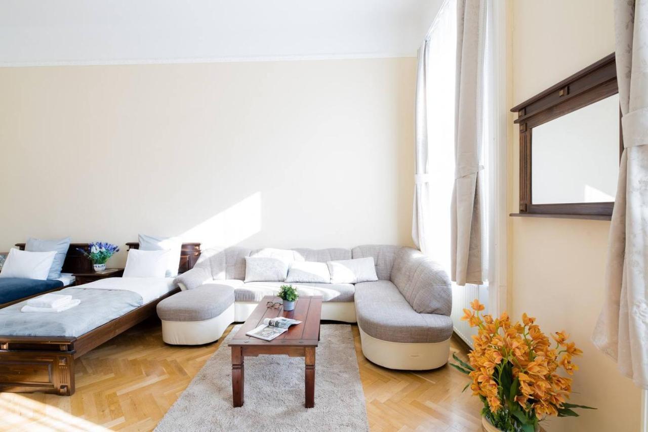 Central Bright And Spacious With 3 *