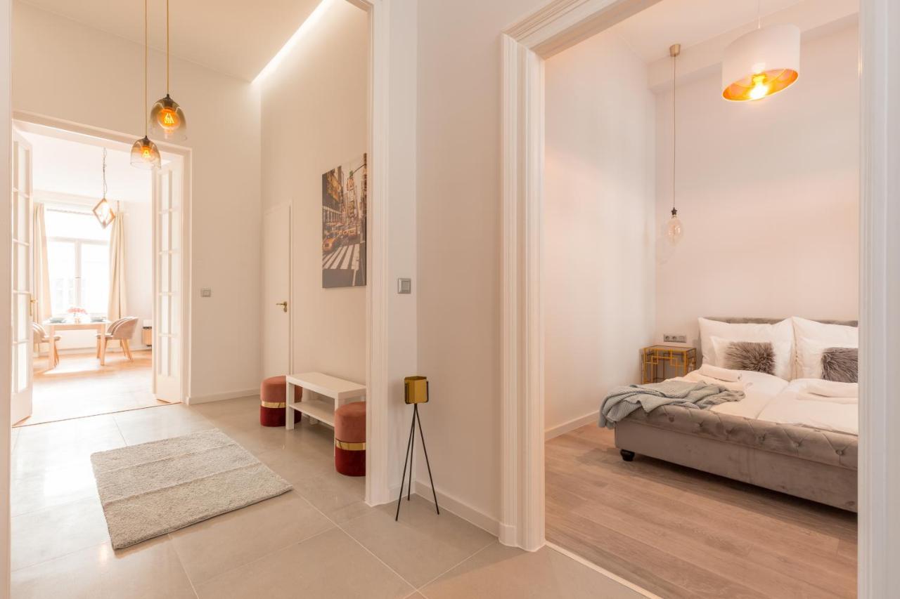 Space And Elegance In The Heart Of Apartamento