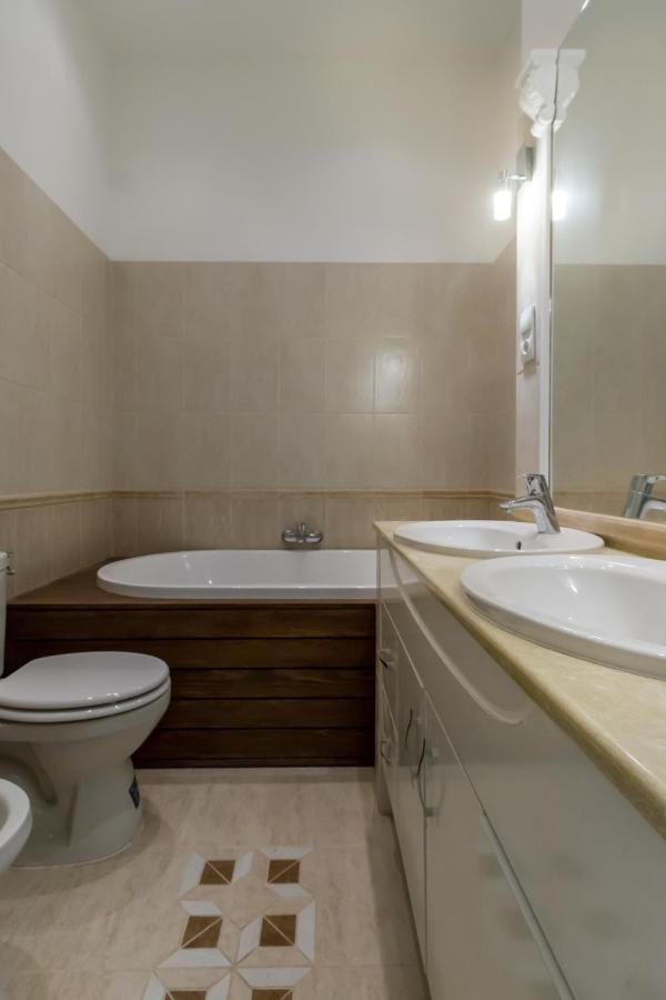 Spacious Riverside Residency - Magnificent View Apartmán *
