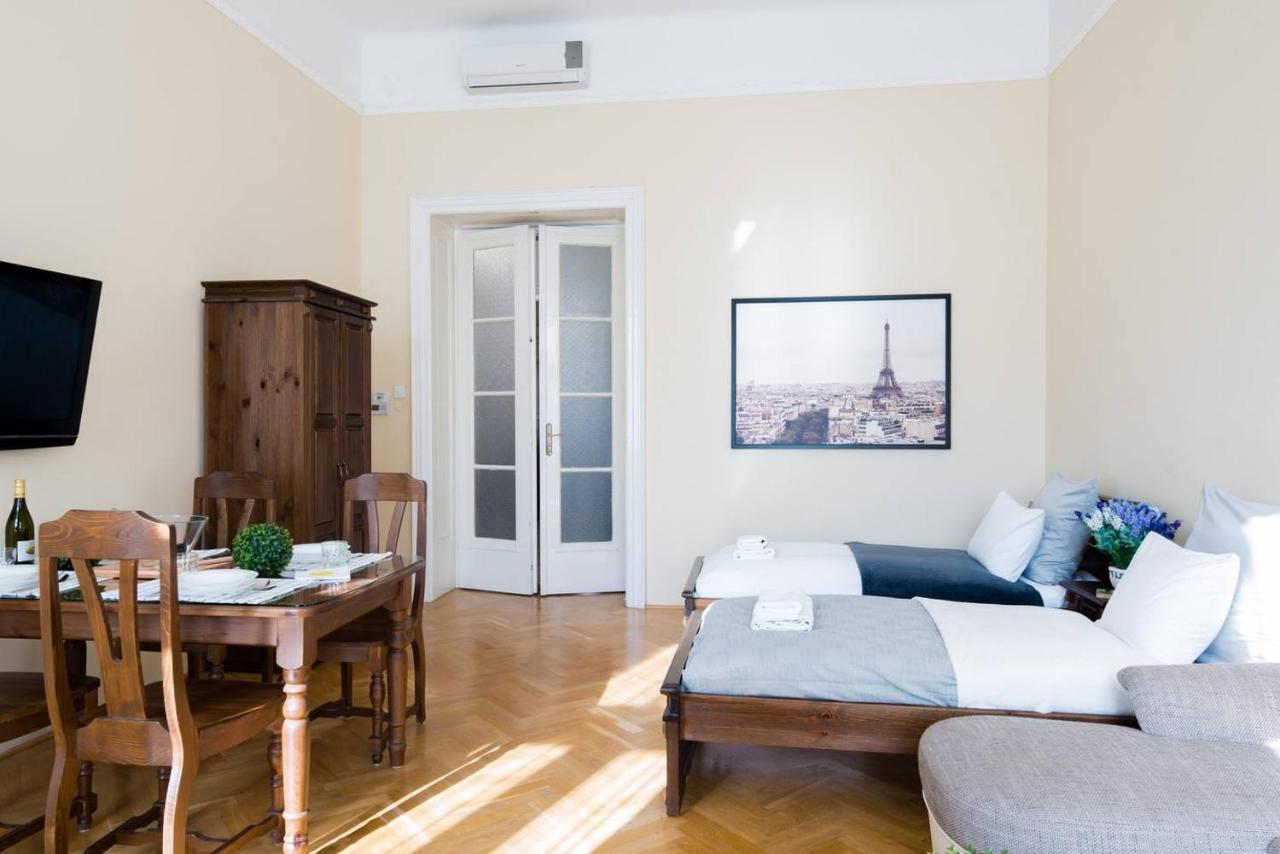 Central Bright And Spacious With 3 *