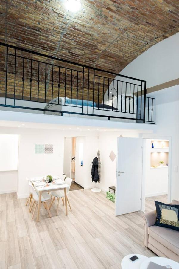 Newly Refurbished At Superb Location Apartament