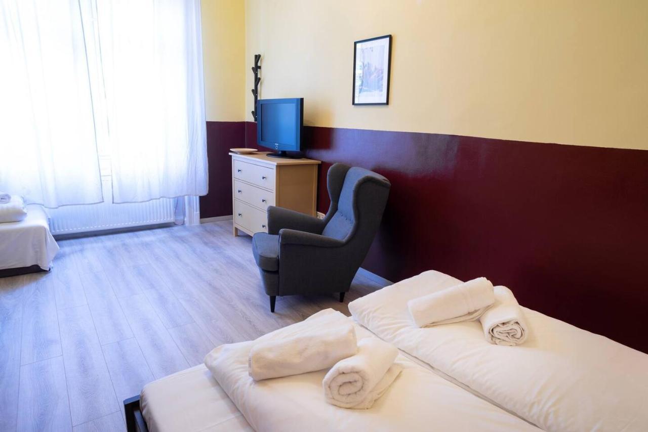 And Large Ac Away From Appartamento *