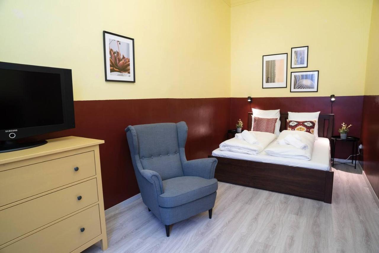 And Large Ac Away From Apartmán