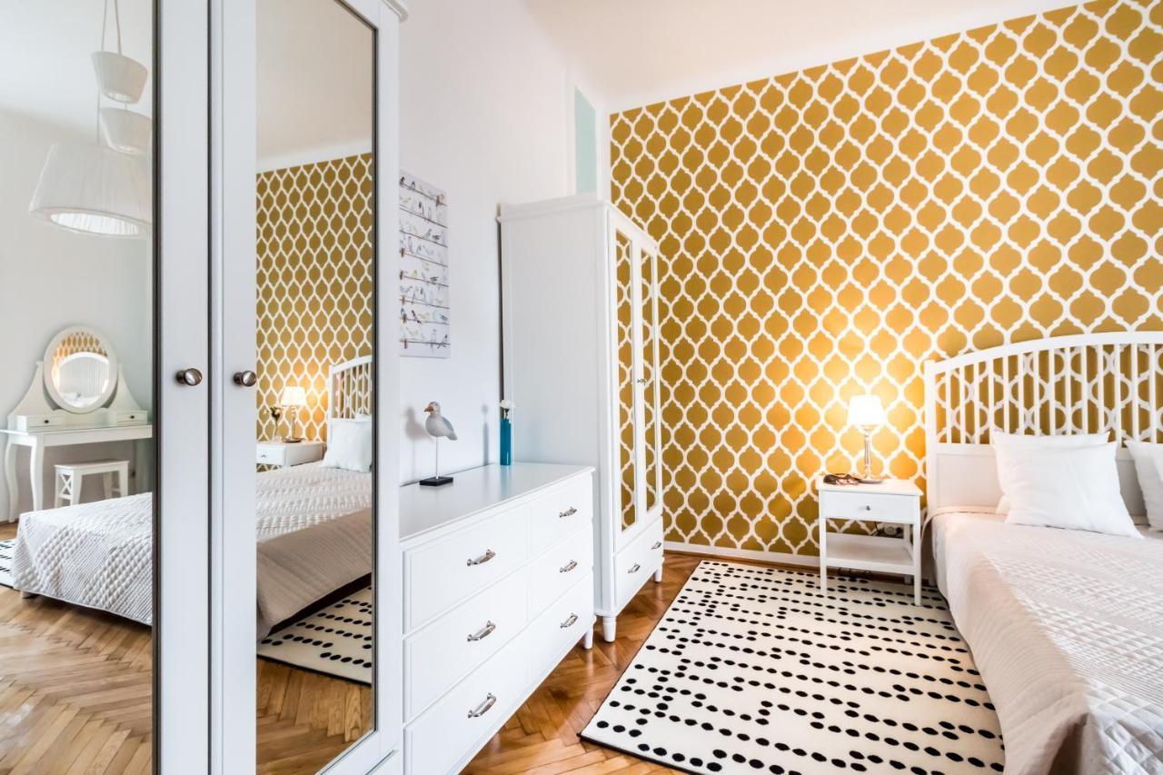 Apartamento Golden Esthetic With Red Sofa