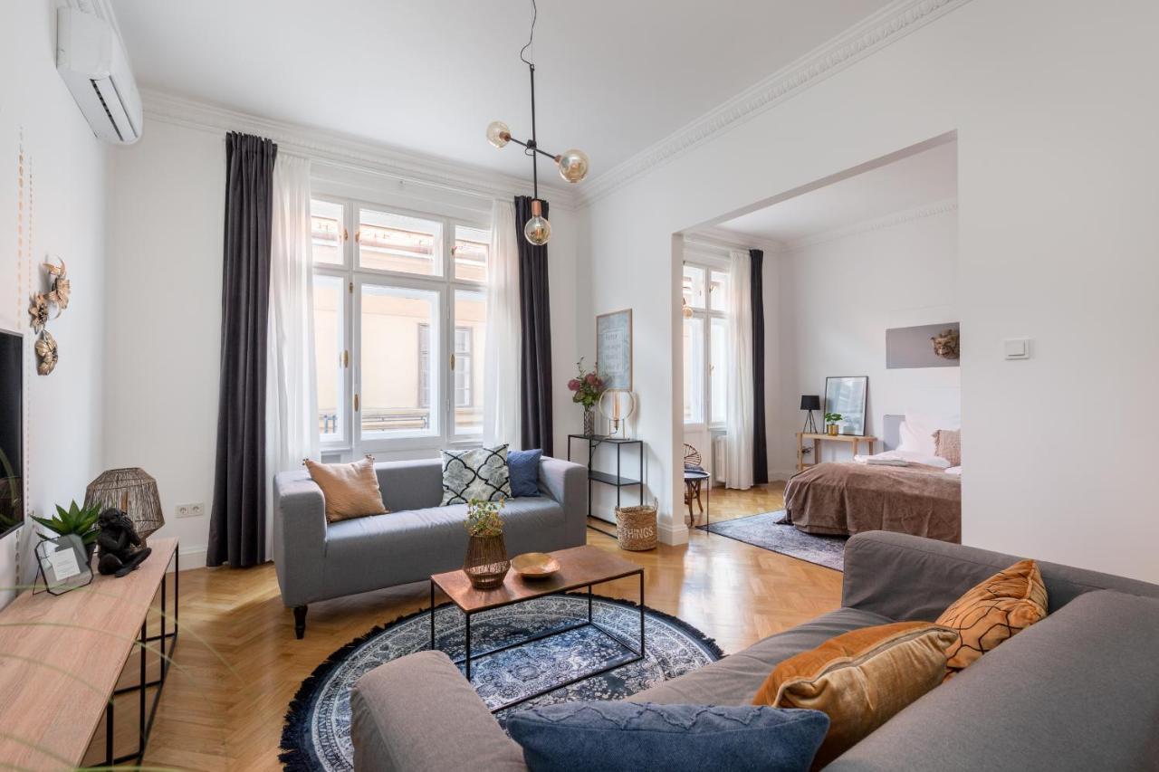 Style & Harmony In The Absolute Center Of *