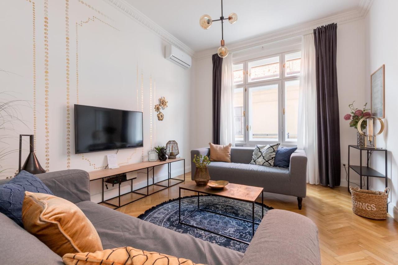 Style & Harmony In The Absolute Center Of