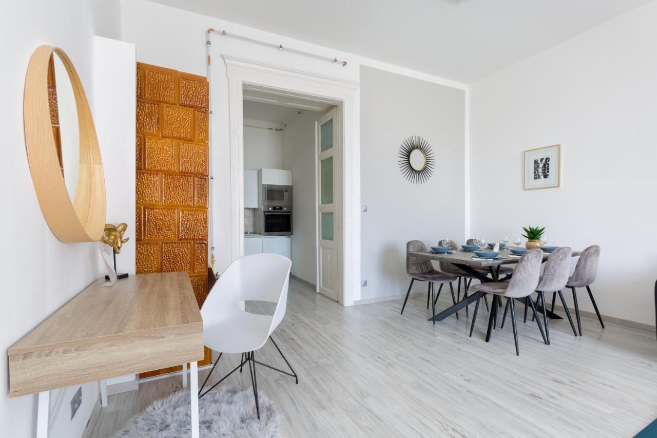 Designer On The Broadway W 2br, Ac And Panorama Balcony Apartamento