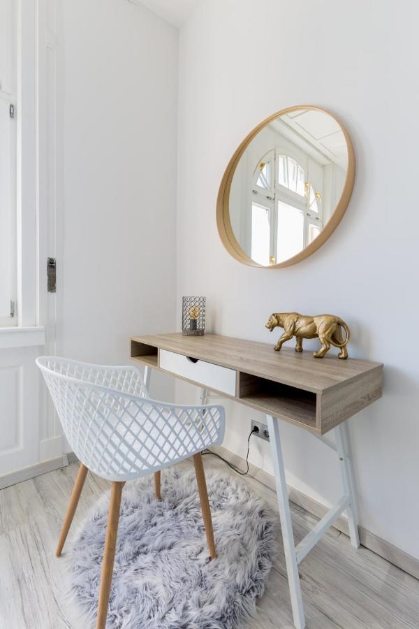 Designer On The Broadway With 2br And Ac