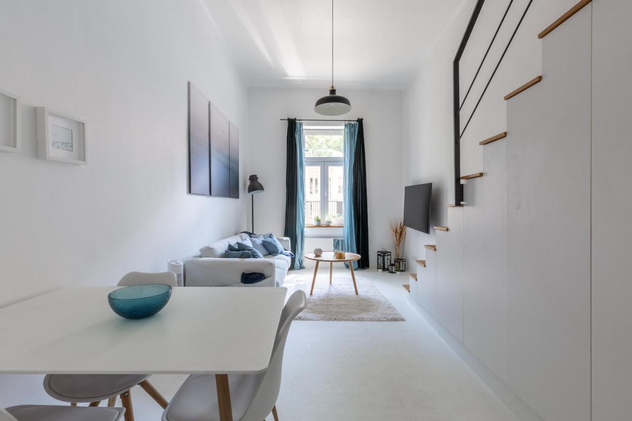 Black And White Apartment *