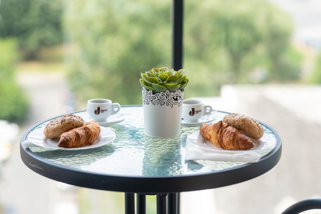 Sweet , 30sqm Studio, Free Private Parking, Mountain View, Balcony, 20 Min From Downtown * Boedapest
