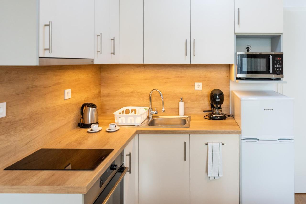 Sweet , 30sqm Studio, Free Private Parking, Mountain View, Balcony, 20 Min From Downtown