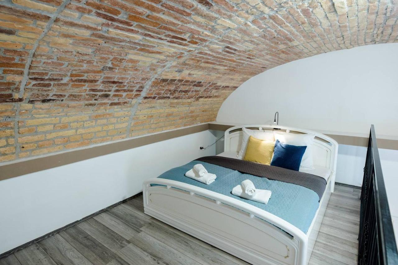 Newly Refurbished At Superb Location Apartament *