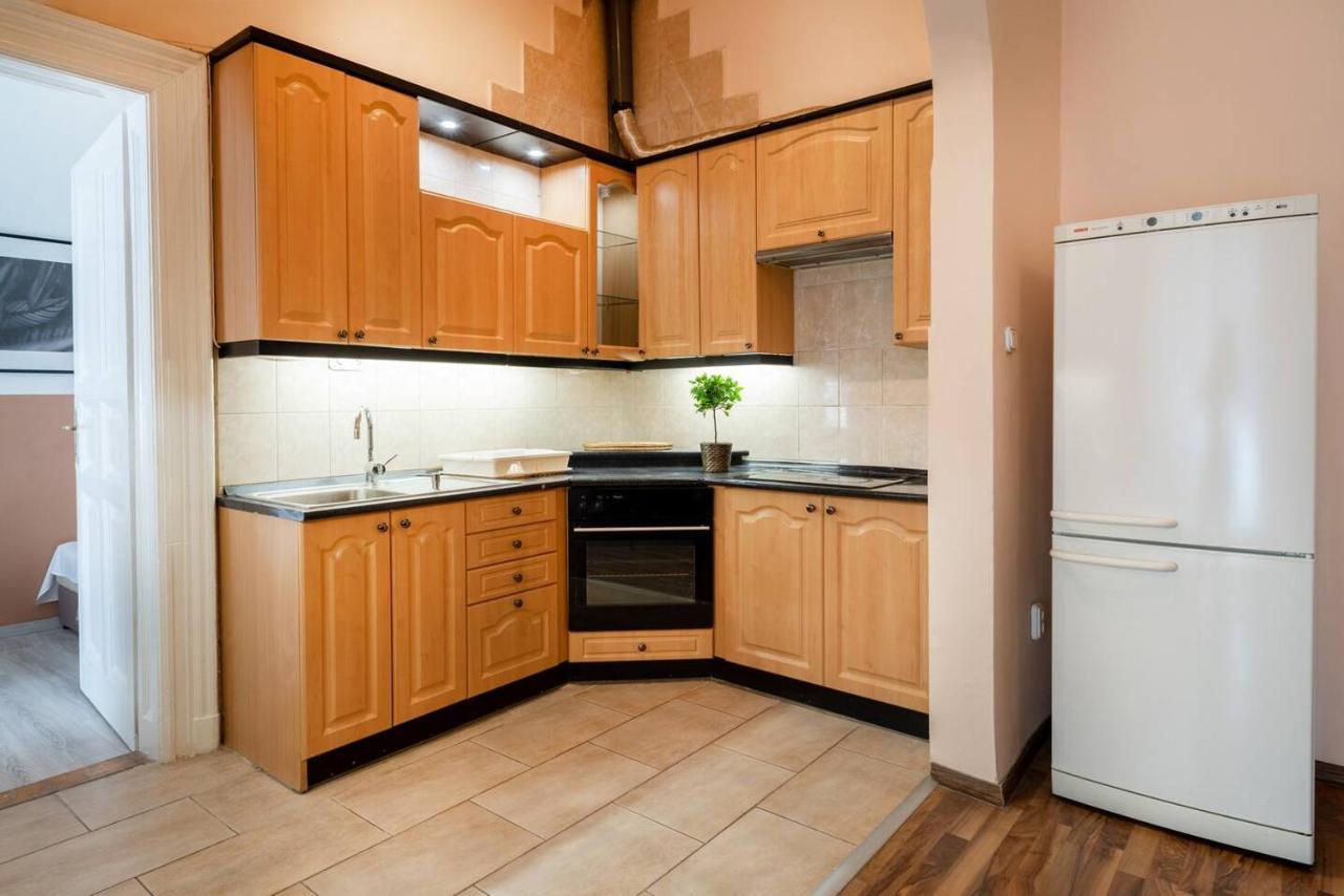 Apartmán And Large Ac Away From
