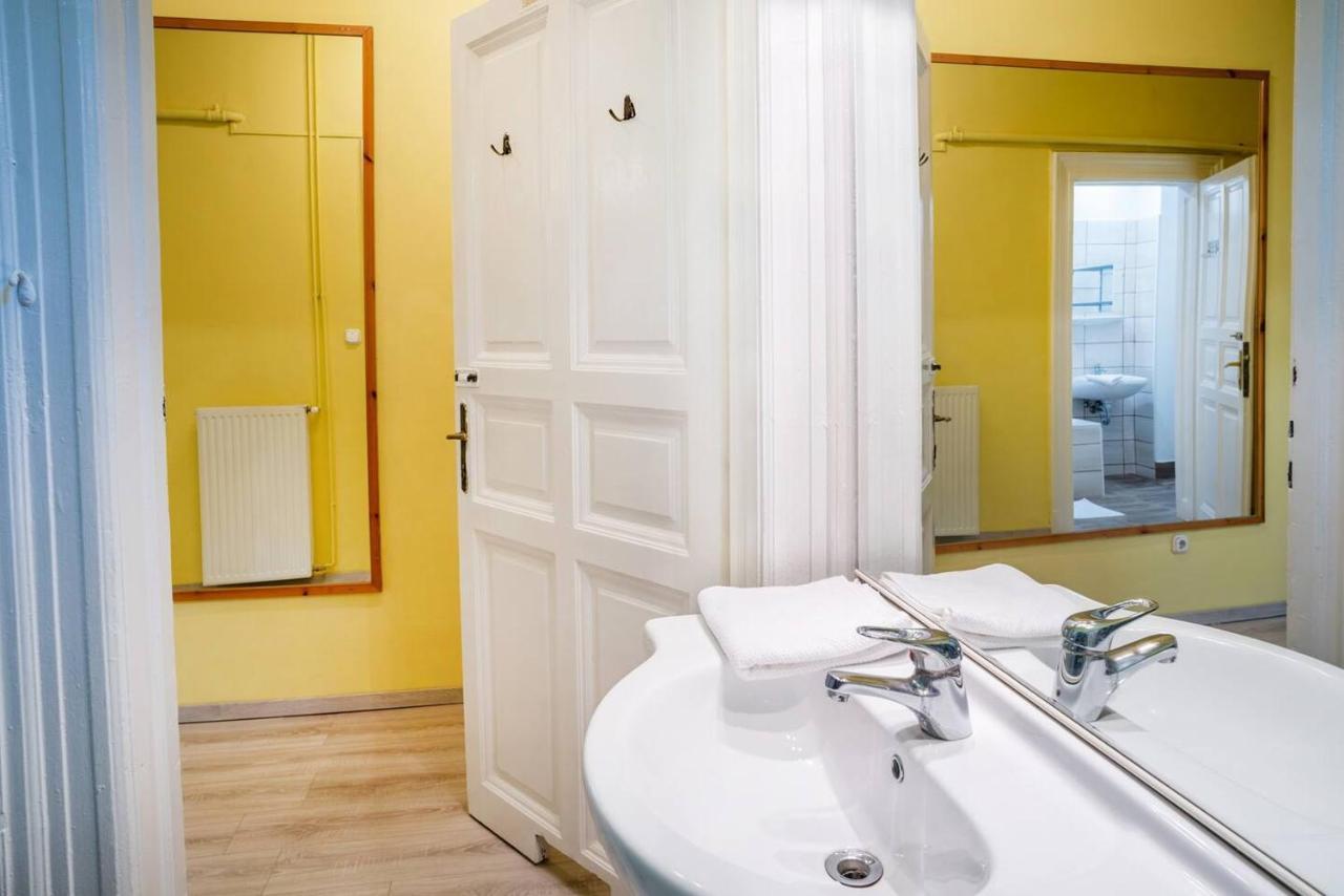 Apartamento And Large Ac Away From