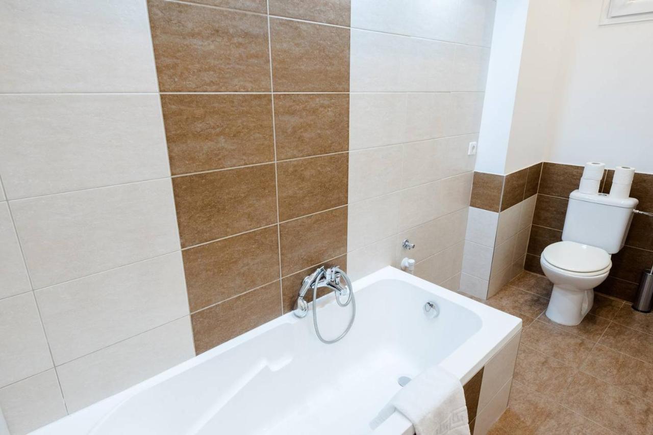 Newly Refurbished At Superb Location Apartament
