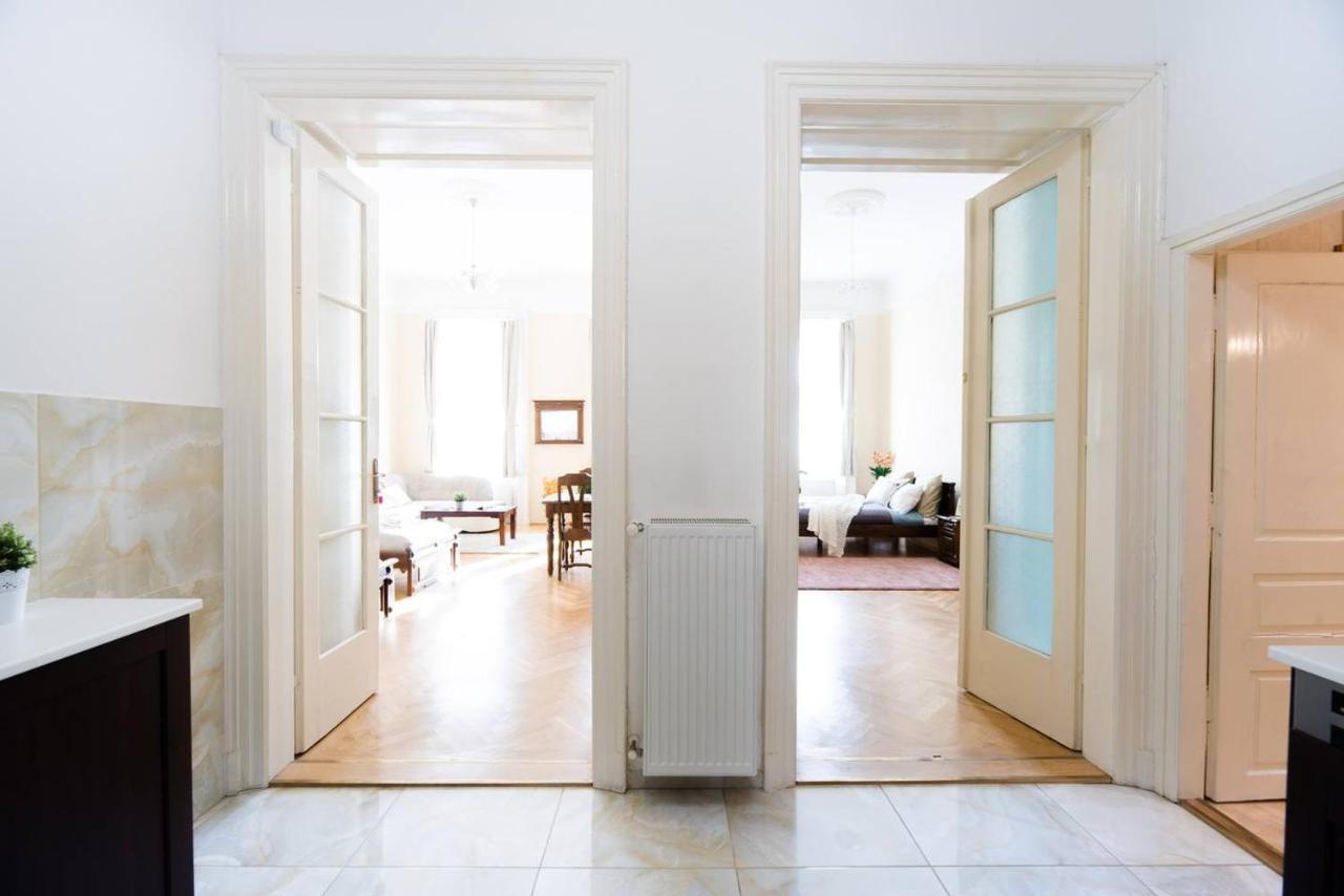 Central Bright And Spacious With 3 *