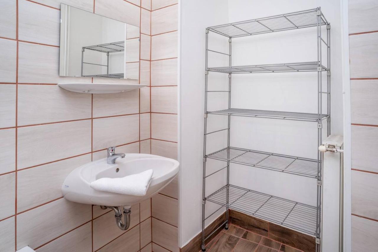 And Large Ac Away From Apartmán