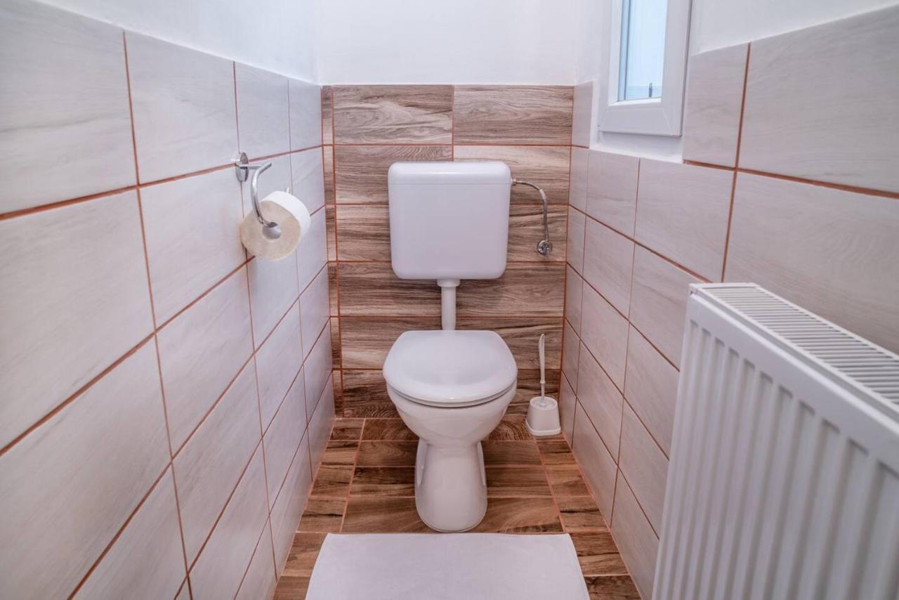 And Large Ac Away From Apartamento Budapest