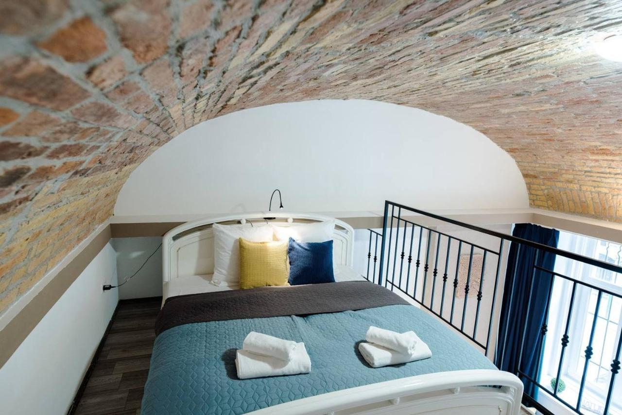 Appartement Newly Refurbished At Superb Location