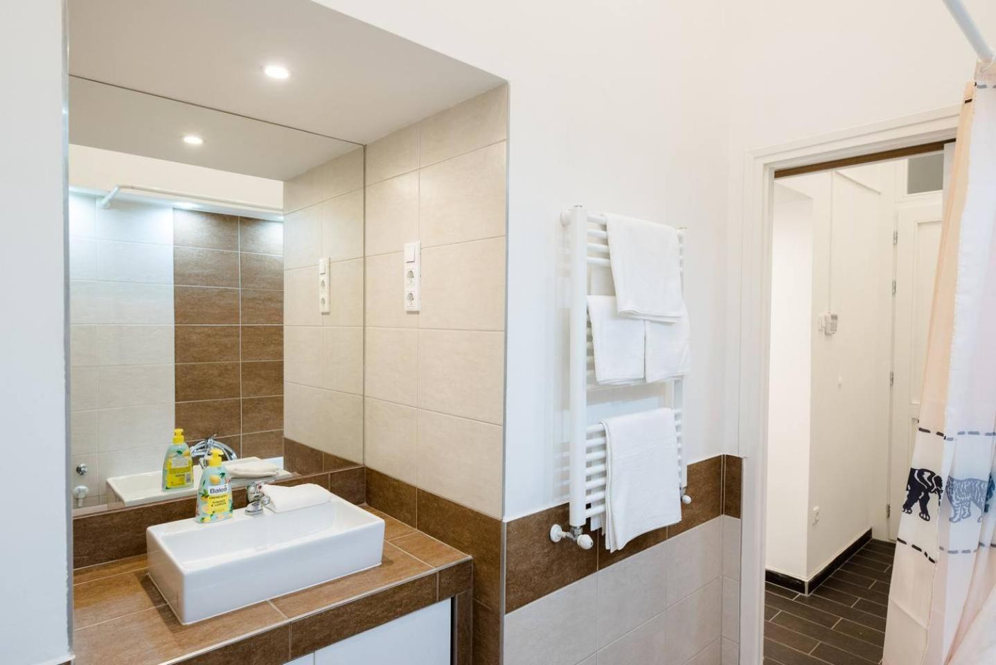 Newly Refurbished At Superb Location Apartament *