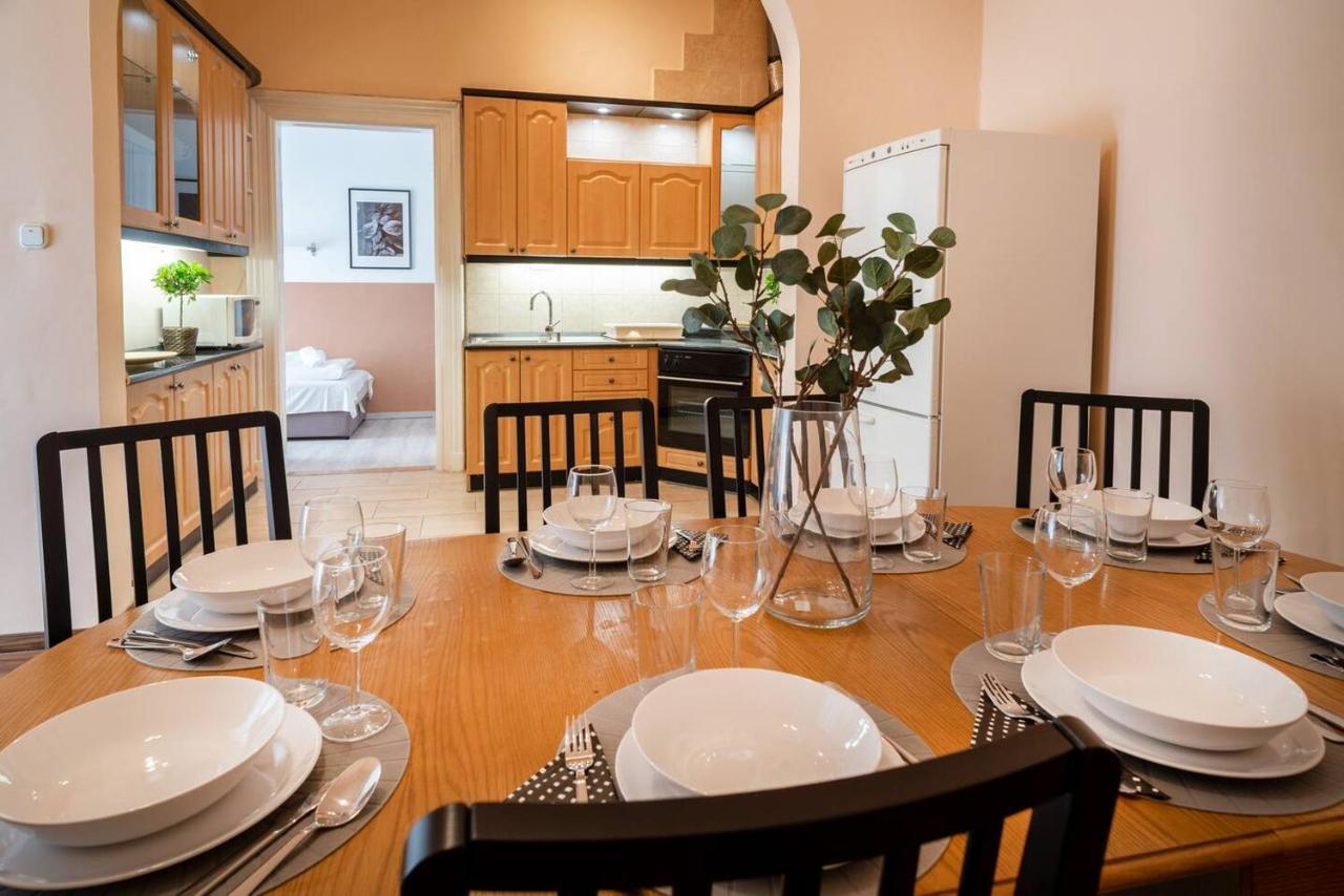And Large Ac Away From Apartamento Budapest