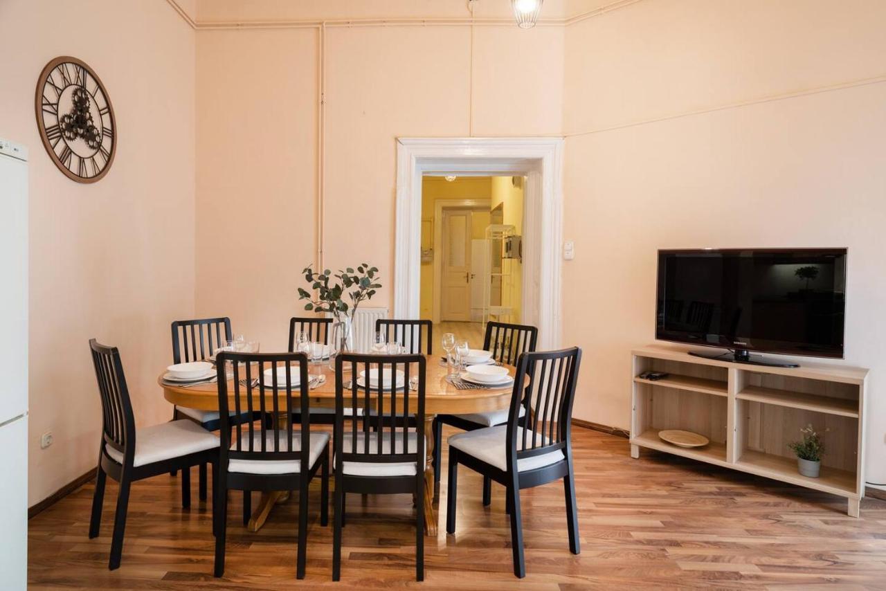 Apartmán And Large Ac Away From *