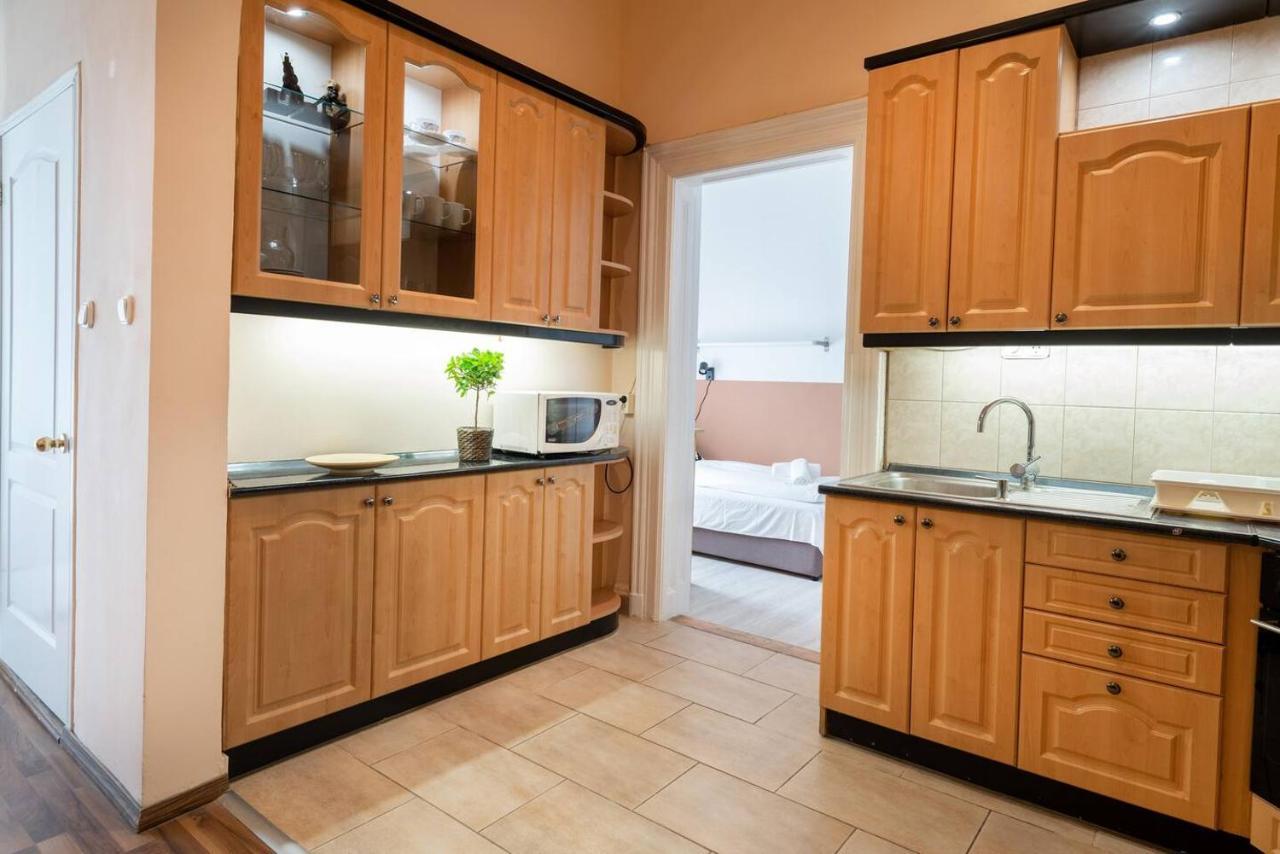 And Large Ac Away From Apartmán