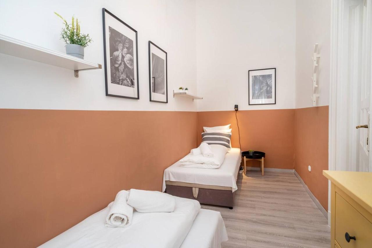 Apartmán And Large Ac Away From