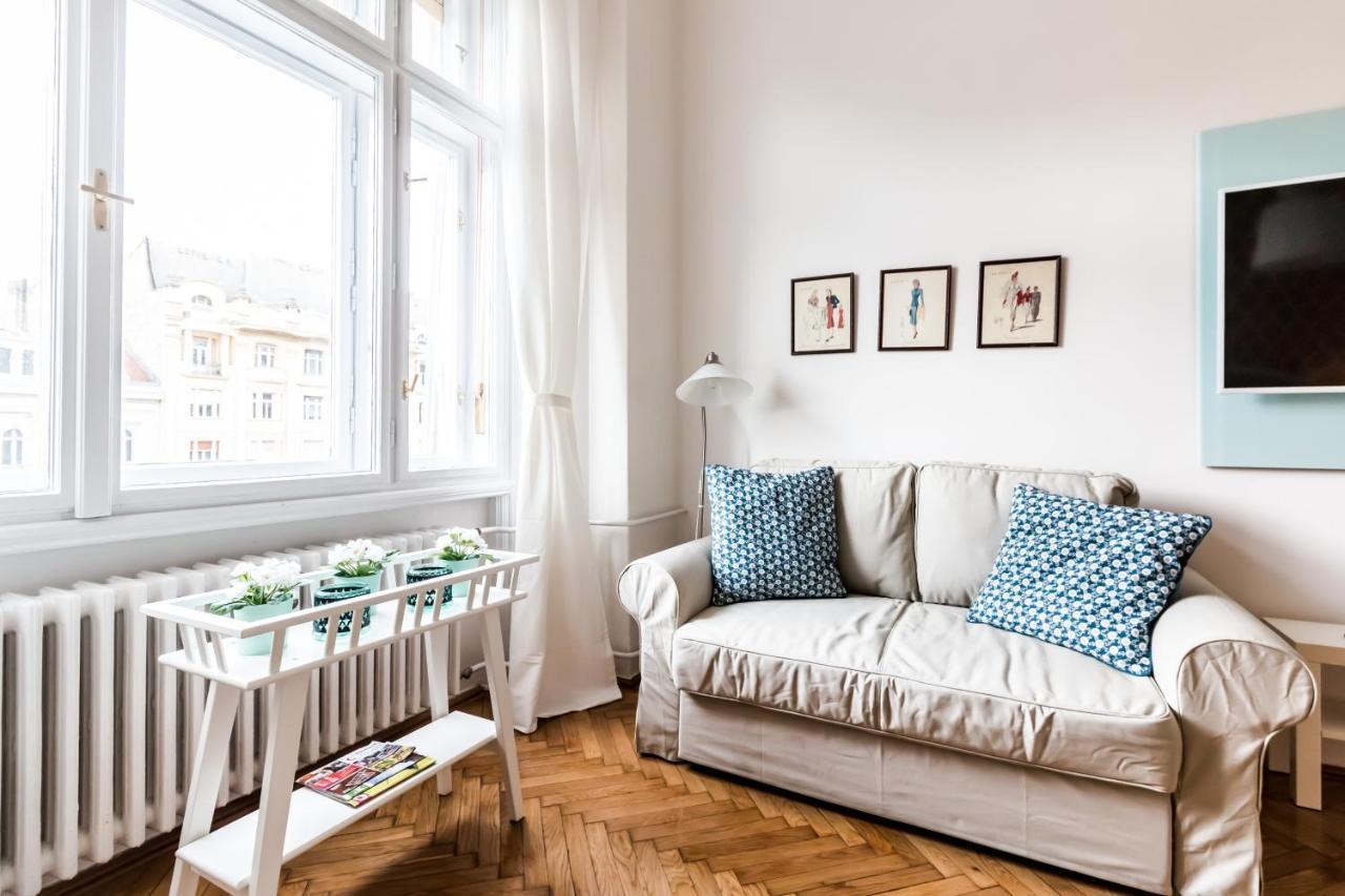 Golden Esthetic With Red Sofa Apartamento Budapest