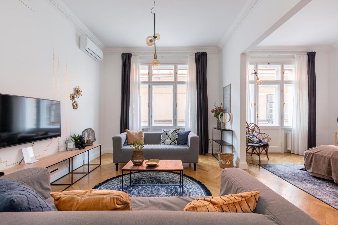 Style & Harmony In The Absolute Center Of *