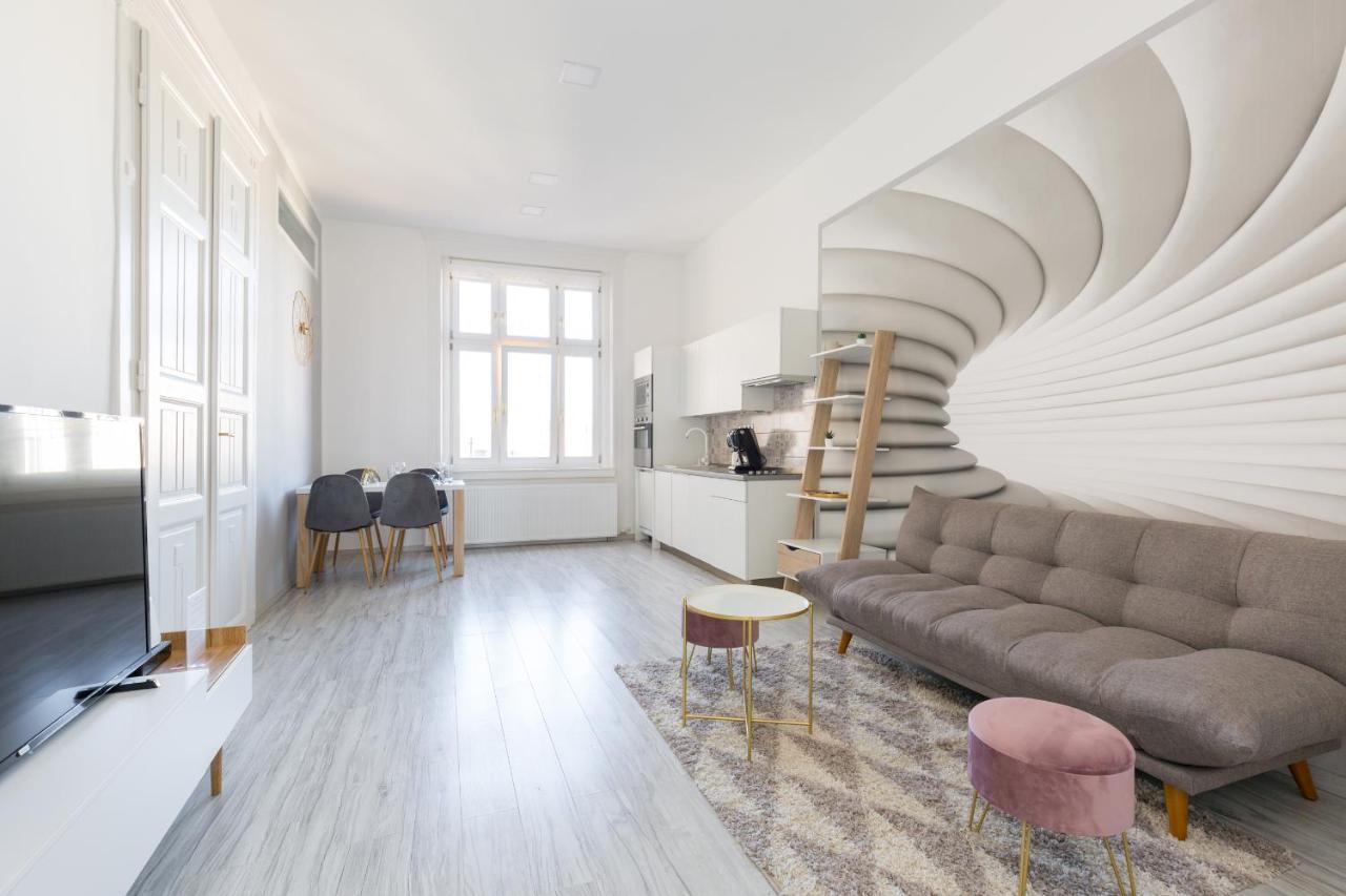 Designer On The Broadway With 2br And Ac Apartamento Budapest