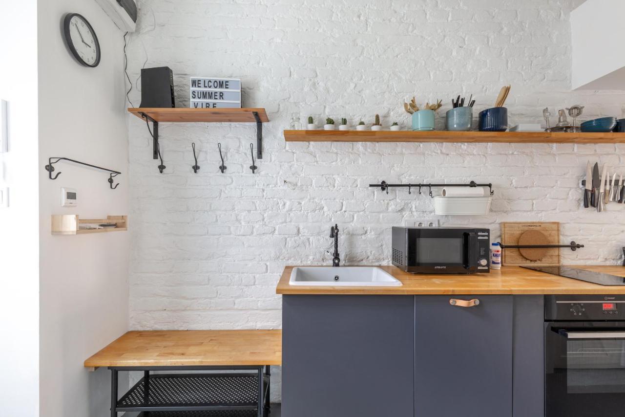 Black And White Apartment *
