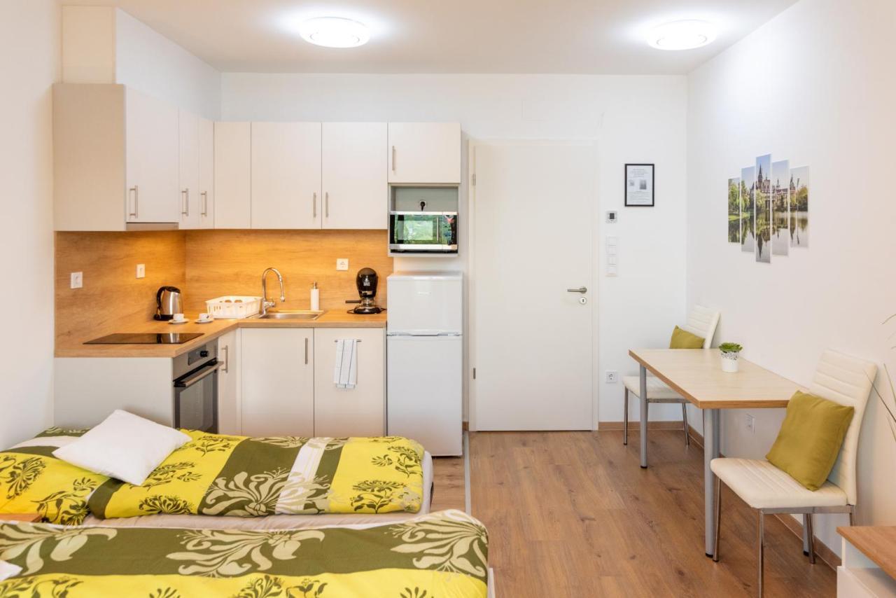 Sweet , 30sqm Studio, Free Private Parking, Mountain View, Balcony, 20 Min From Downtown * Boedapest