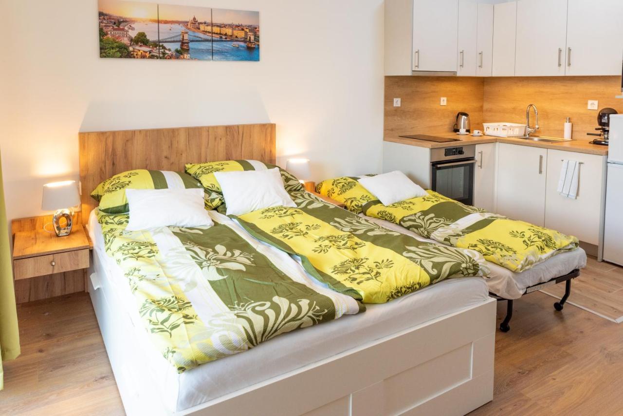 Appartement Sweet , 30sqm Studio, Free Private Parking, Mountain View, Balcony, 20 Min From Downtown Boedapest