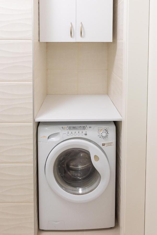 Sweet , 30sqm Studio, Free Private Parking, Mountain View, Balcony, 20 Min From Downtown