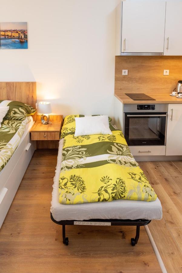 Sweet , 30sqm Studio, Free Private Parking, Mountain View, Balcony, 20 Min From Downtown * Boedapest