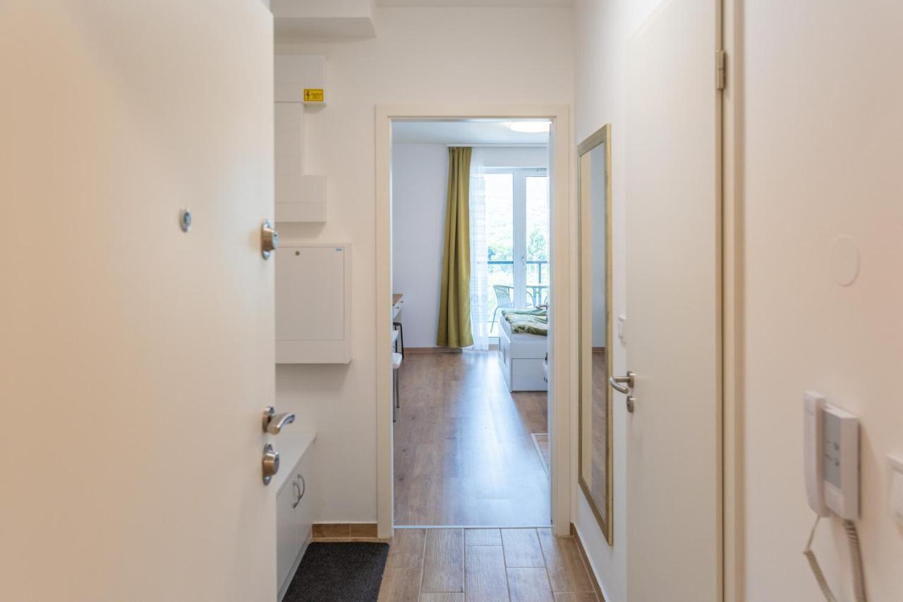 Sweet , 30sqm Studio, Free Private Parking, Mountain View, Balcony, 20 Min From Downtown
