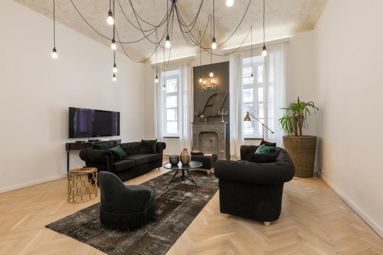 Bohemian Dream In The Absolute Center W 2br/2bt *